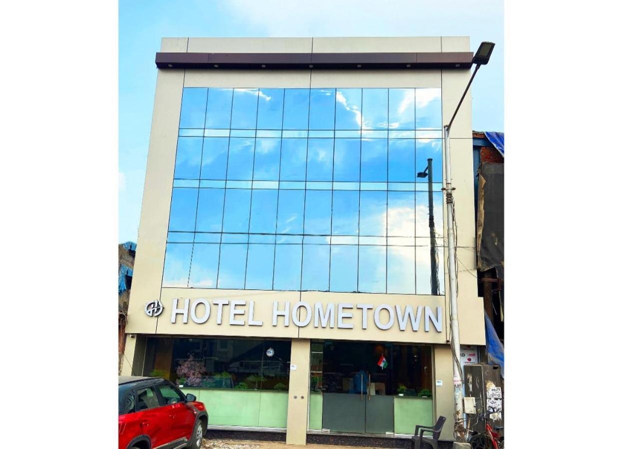 Hotel Hometown Near Us Embassy Bkc Bombaim Exterior foto